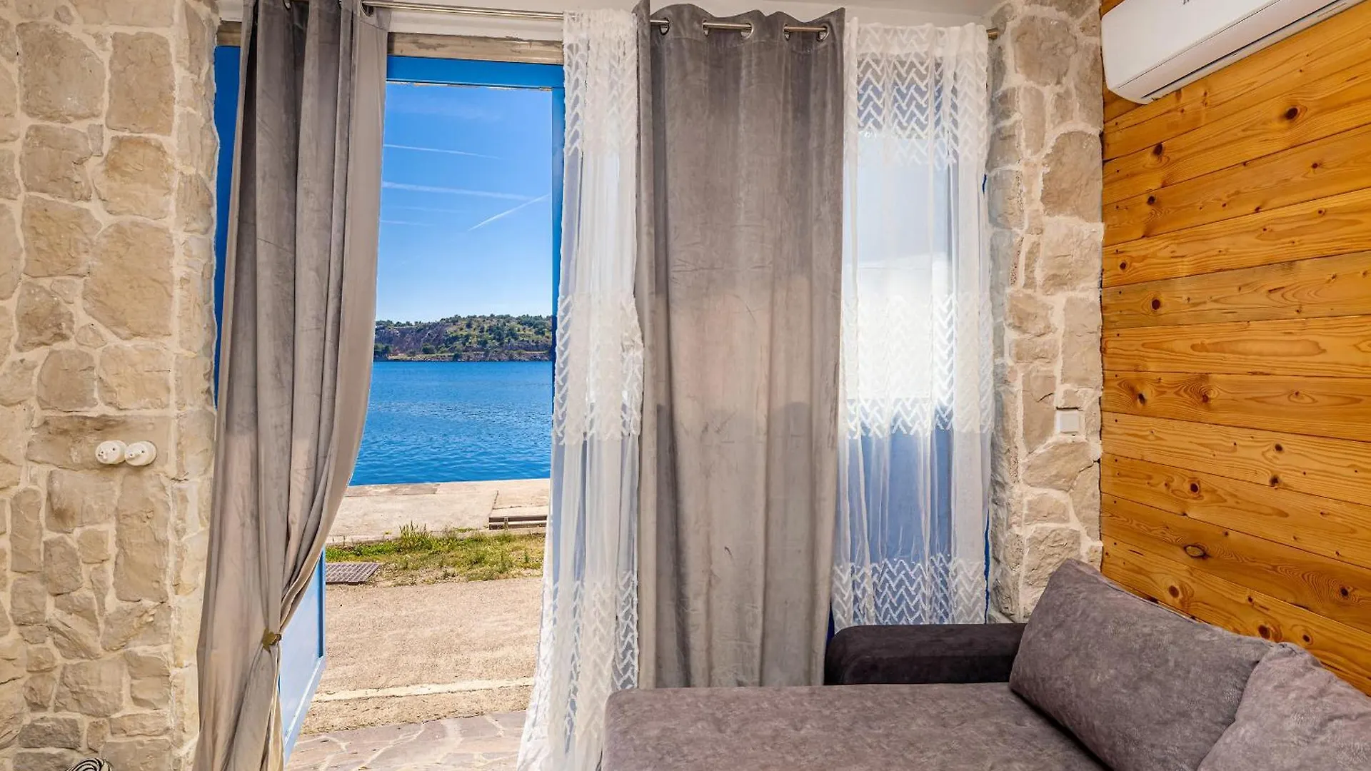 Cozy Holiday Home Seafront II Omišalj